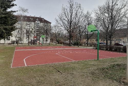 j streetball plyk kerltek tadsra a Huszr ti laktelepen 