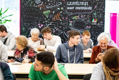Egymástól tanul diák és idős Egymástól tanul diák és idős